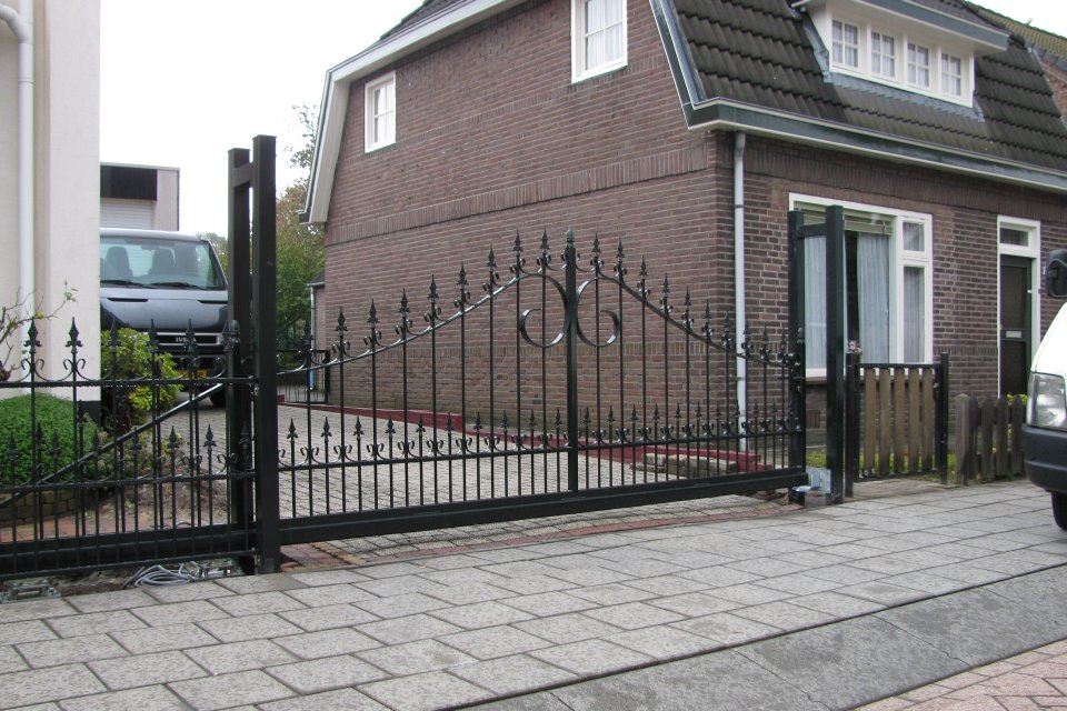Schuifpoorten: levering + plaatsing: Moman Hekwerk Schuifpoorten: Levering + Plaatsing: Moman Hekwerk