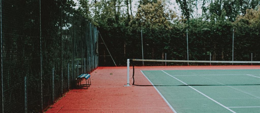 Afrastering tennisbaan