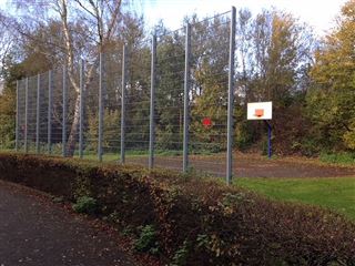 Hekwerk voor basketbalveld in Hoogeveen