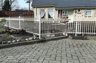 Sierhekwerk met puntbol plaatsen als tuinafscheiding te Oosterwolde