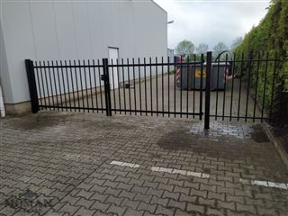 Dubbele poort bedrijf in Hoogeveen